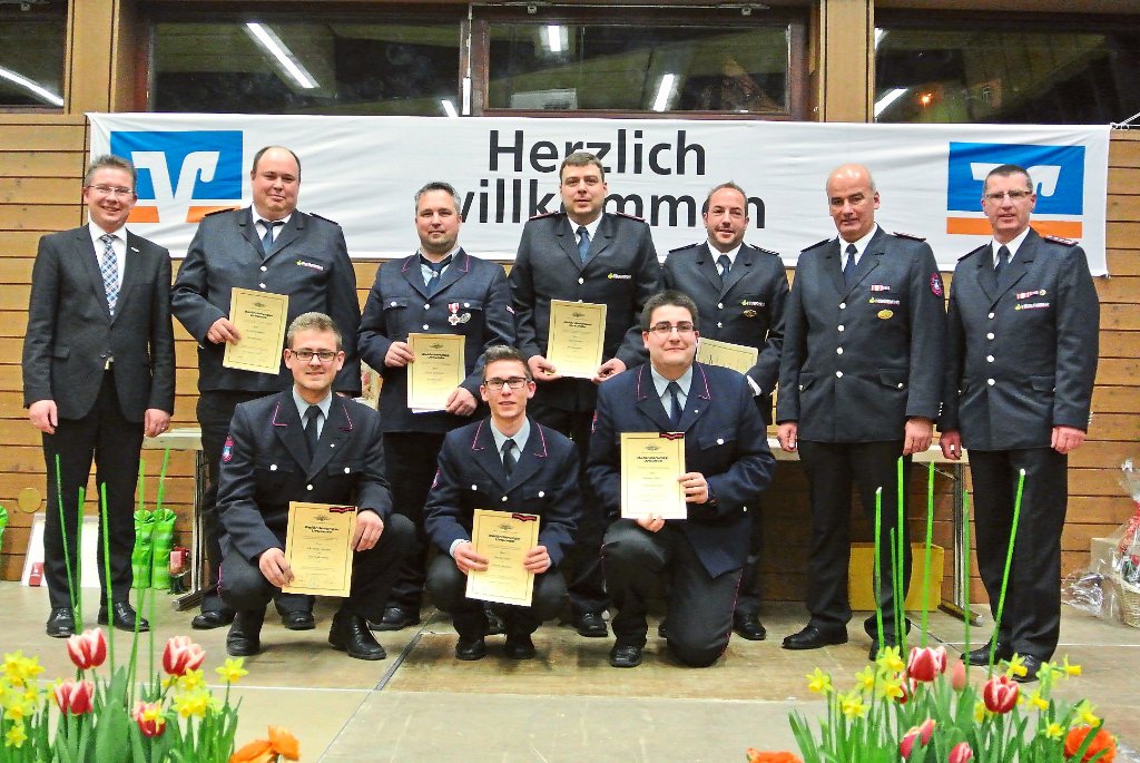 Bürgermeister Michael Ruf (links) und Gesamtfeuerwehrkommandant Martin Frey (Zweiter von rechts) sowie sein Stellvertreter Harald Bischoff (rechts) nahmen die Beförderungen in der Gesamtfeuerwehr Baiersbronn vor.