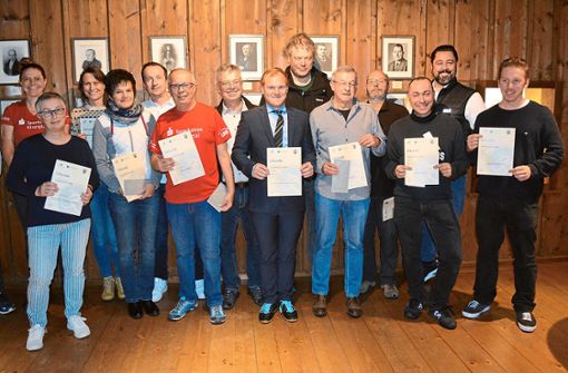 Bürgermeister Philipp Saar (Zweiter von rechts) gratuliert den Siegern und Teamvertretern vom diesjährigen Stadtradeln. Foto: Wölfle