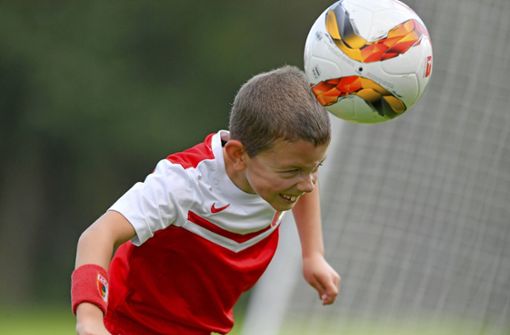 In einigen Ländern sind Kopfbälle im Kinder-Fußballtraining bereits verboten, weil man Gesundheitsschäden befürchtet (Symbolbild). Foto: imago/MIS/Bernd Feil/M.i.S.