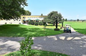 Hinter dem Rasen wartet das Golfheim auf die Vereinsmitglieder, die dort gerne gesellige Abende verbringen. Foto: Golfclub