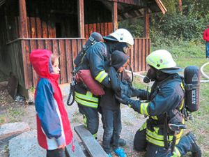 Hand in Hand bewerkstelligten die Feuerwehrabteilungen Beuren und Schlatt bei ihrer Jahresübung Menschenrettung und Brandbekämpfung. Foto: Maute Foto: Schwarzwälder Bote