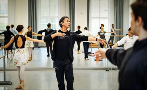 Tamas Detrich, der Intendant des Stuttgarter Balletts, verbringt gern Zeit im Ballettsaal – hier leitet er das morgendliche Training. Foto: Roman Novitzky/RN