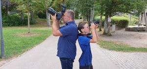 Fotograf Michael Kienzler und Kinderreporter Silas (12) haben sich aufgemacht, um die Geheimnisse der Fotografie zu erkunden. Foto: (sb)