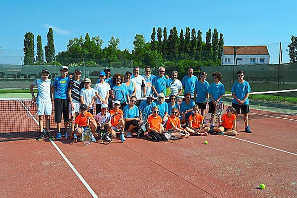Auch Jugendliche beteiligen sich an der Städtepartnerschaft, hier die deutsch-französische Tennisgruppe.