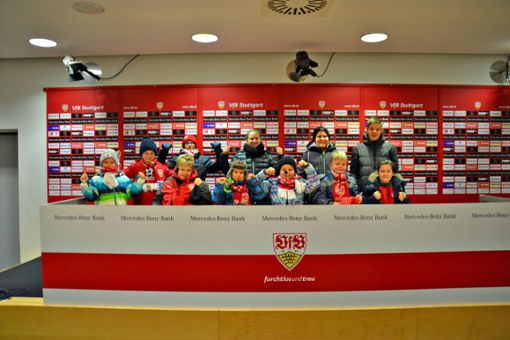 Die Zeichen stehen auf Sieg: Die elf Gewinner füllen der Pressebereich voll aus und sind ganz optimistisch, dass ihre VfB-Stars dort nach dem Spiel ebenfalls jubeln werden. Foto: Krauß