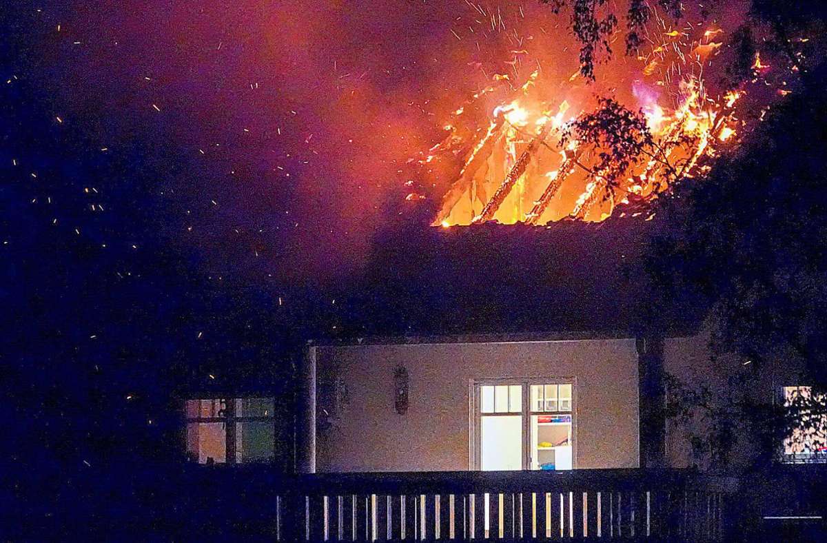 Ein Wohngebäude auf dem Willstätter Gestüt Kaiserhof ist am Donnerstagabend in Brand geraten. Menschen oder Tiere wurden laut Polizei nicht verletzt. Foto: Häußler/Einsatz-Report24