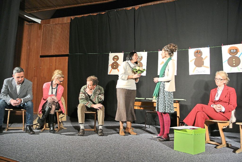 Szene aus Frau Müller muss weg mit dem Ensemble der Neuen Studiobühne.  Foto: Braun Foto: Schwarzwälder-Bote