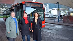 Tanja Witkowski (von links), Susanne Gwosch und Dorothee Eisenlohr stellen das neue Ein-Euro-Ticket für Schramberg vor. Foto: Riesterer