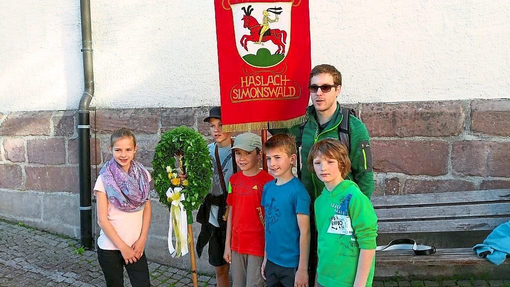 Die Jugend mit Fahne und Adrian Fehrenbach, dem Sohn des Organisators.    Fotos: privat