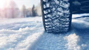Keine Winterreifen - zwei Schwerverletzte bei Unfall in Dornstetten
