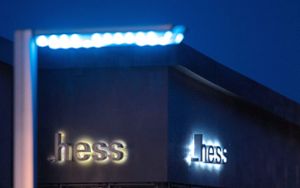 Das Logo des Leuchtenherstellers Hess ist am ehemaligen Hauptsitz der Hess AG und jetzigem Firmensitz der Hess GmbH Licht + Form zu sehen. Die Hess GmbH Licht + Form ging  nach der Insolvenz des Unternehmens aus der AG hervor  und wurde mittlerweile vom Leuchtenhersteller Nordeon übernommen.  Foto: Murat