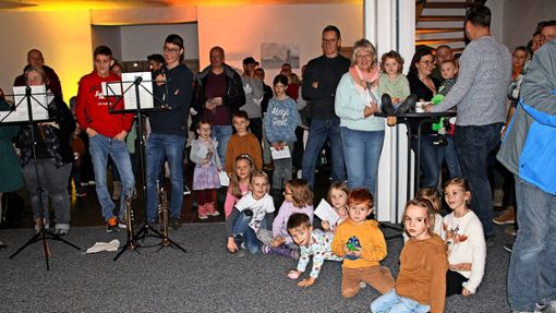 Groß und Klein ist zum gemeinsamen Singen und Musizieren gekommen. Foto: Ulrike Knöller