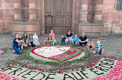 Auch dieses Jahr haben Ehrenamtliche in Schuttern einen Blumenteppich gestaltet. In seinem Zentrum war eine Taube mit dem Wort peace, dem englischen Wort für Frieden. Foto: Bohnert-Seidel