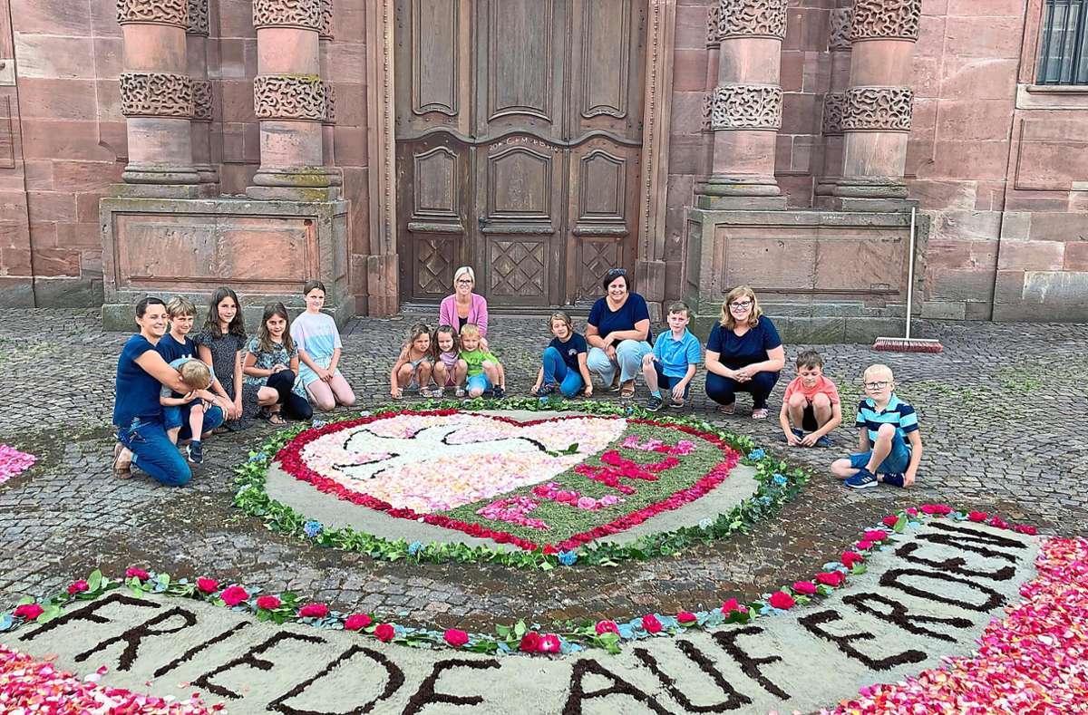 Auch dieses Jahr haben Ehrenamtliche in Schuttern einen Blumenteppich gestaltet. In seinem Zentrum war eine Taube mit dem Wort peace, dem englischen Wort für Frieden. Foto: Bohnert-Seidel