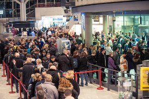 Am Freitag müssen Reisende am Flughafen Stuttgart mehr Zeit einplanen: Das Sicherheitspersonal streikt, am Security-Check kam es zu langen Wartezeiten. Foto: www.7aktuell.de | Florian Gerlach