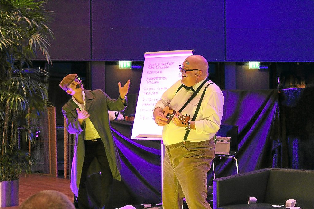 Das Duo Martin Schäfer (links) und Olaf Mill unterhält seine Gäste mit dem Stück Testament à la Carte. Foto: Hämmerling Foto: Schwarzwälder-Bote