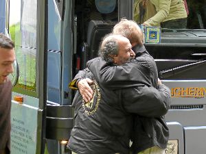 Eine herzliche Begrüßung: Gerd Schollian (rechts) umarmt alte Bekannte.   Foto: Begemann Foto: Schwarzwälder-Bote