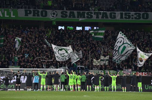 Wolfsburgs Spieler feiern mit den Fans. Foto: dpa/Swen Pförtner