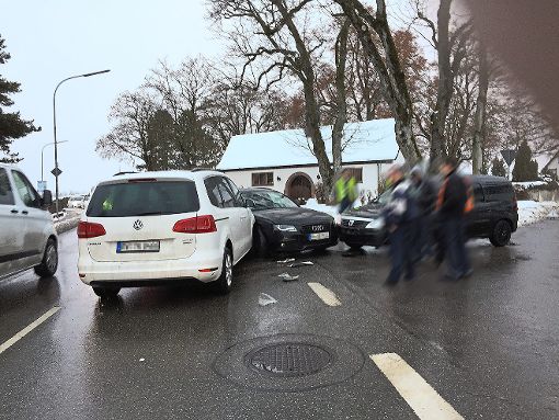Drei Fahrzeuge sind in einen Unfall beim Winzelner Friedhof verwickelt. Foto: Moosmann