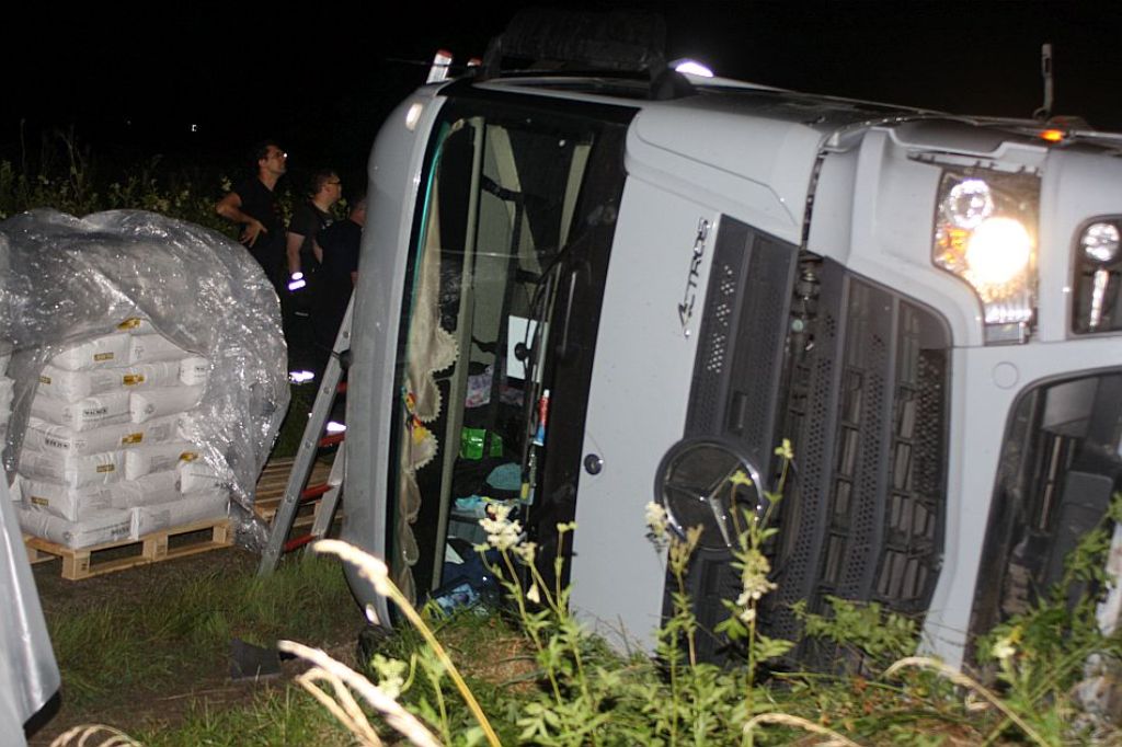 Auf der B 31 bei Geisingen ist ein Lkw in den Gegenverkehr gekracht, durchbrach die Leitplanke  und kippte um. Eine 50-Jährige wurde schwer verletzt.