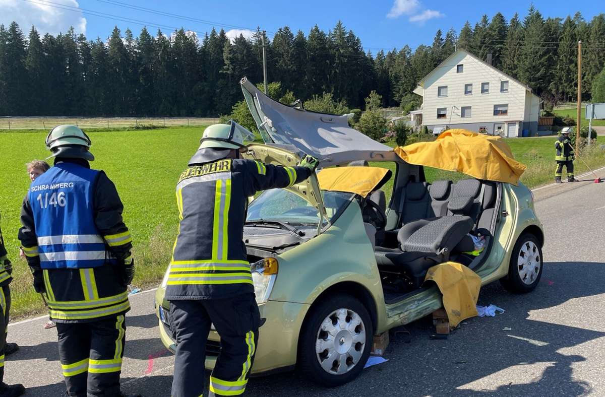 Zwischen Tennenbronn und Hardt: Verletzter bei schwerem Unfall in Auto eingeklemmt