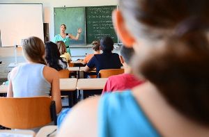 Die so genannte Altersermäßigung für Lehrer in Baden-Württemberg soll ab dem Schuljahr 2014/2015 gestrichen werden. Damit will die Koalition mittelfristig bis zu 1300 Lehrerdeputate einsparen. Foto: dpa