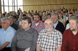 Das Interesse war enorm: Rund 400 Zuhörer verfolgten gestern in der Osterberghalle die Debatte des Gemeinderats über die geplante Schweinezuchtanlage.  Foto: Schück