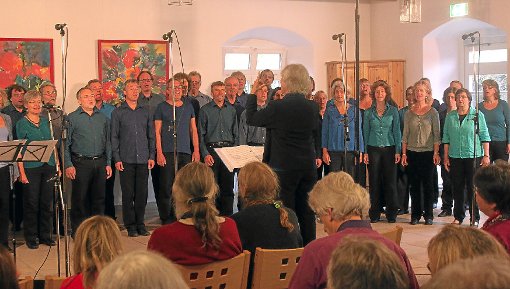Der Ernst-Bloch-Chor bei seinem Konzert im Bildungshaus St. Luzen in Hechingen. Foto: Schwager Foto: Schwarzwälder-Bote