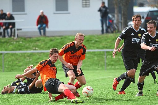 Auch wenn in dieser Szene der SV Schönbronn alles im Griff hat, am Ende gewann der TSV Wildberg das Derby 1:0. Foto: Höpke Foto: Schwarzwälder-Bote