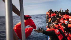 Besatzung der “Sea-Watch 5“ bei der Rettung von Menschen aus einem überfüllten Holzboot in Seenot im Mittelmeer. Ein 17-jähriger Flüchtling starb trotz der Bitte um rasche medizinische Hilfe. Foto: dpa/Maria Giulia Trombini