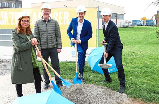 Spatenstich zum Glasfaserausbau in Jettingen (von links): Chrysiida Angelopoulou, Bürgermeister Hans Michael Burkhardt, Sascha Meßmer und Kai Hölscher. Foto: Stadler