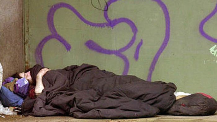 Jugendliche greifen Obdachlosen an