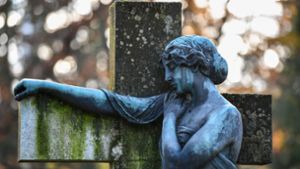 Mann zündet Frau auf Friedhof an