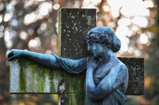 Auf einem Friedhof im Landkreis Wittenberg soll sich ein schlimmes Verbrechen zugetragen haben (Symbolbild). Foto: dpa/Patrick Pleul