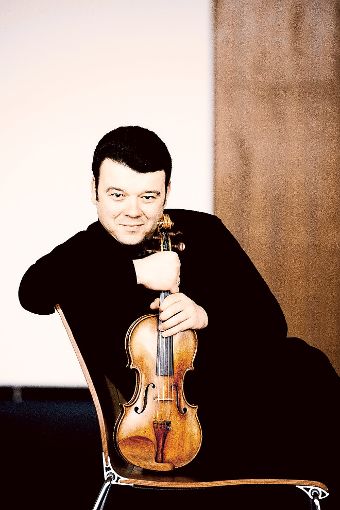 Vadim Gluzman mit seiner legendären Geige, der Auer Stradivarius, die am 16. August im Rahmen des Abschlusskonzerts seiner Meisterklasse im  Kubus    zu hören sein wird. Foto: Gluzman Foto: Schwarzwälder-Bote