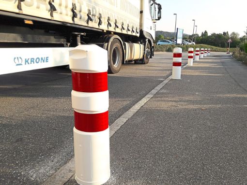 Diese rot-weißen Poller sollen Lastwagenfahrer davon abhalten, auf dem Gehweg zu parken.   Foto: Ganswind