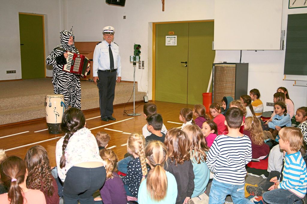 Das kleine Zebra begeisterte  auch im Eutinger Musiksaal die Erstklässler und Vorschulkinder aus allen vier Ortsteilen.  Foto: Nesch