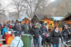 Die vielen Besucher sahen sich auch bei den üblichen Weihnachtsmarkt-Buden um. Foto: Störr