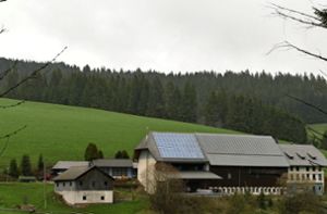 Oberhalb des Uracher Alten Vogtshofs (rechts) wird demnächst ein 50 Meter hoher Funkmast aufgestellt. Foto: Hartmut Ketterer