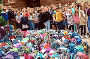 Die Schüler der Gymnasien am Romäusring und Deutenberg sowie dem Schulverbund Deutenberg packten 300 gespendete Schulranzen für ukrainische Kinder. Foto: Heinig
