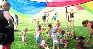 Unter anderem mit Schwungtüchern wurde das Programm beim Tagesmutter-Sommerfest unterhaltsam gestaltet.  Foto: Wahl Foto: Schwarzwälder-Bote