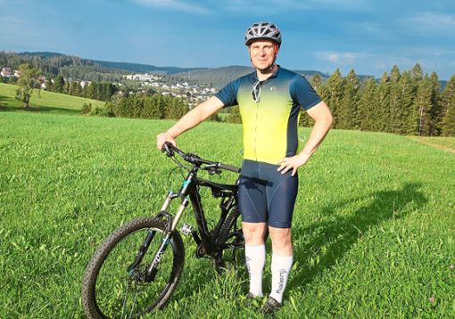 Pfarrer Harald Bethäuser mit seinem Fahrrad am Staatsberg, eine Stelle die er bereits bei den erste beiden Schwarzwald-Bike-Marathons 2018 und 2019 passiert hatte. Foto: Heimpel