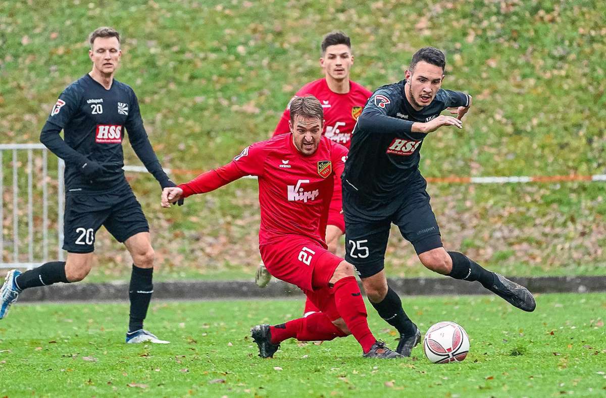 Ein Derby voller Action lieferten sich der FC Holzhausen (hier mit Niklas Schäuffele) und der FC 08 Villingen um Fabio Liserra. Foto: Eibner/Hipp