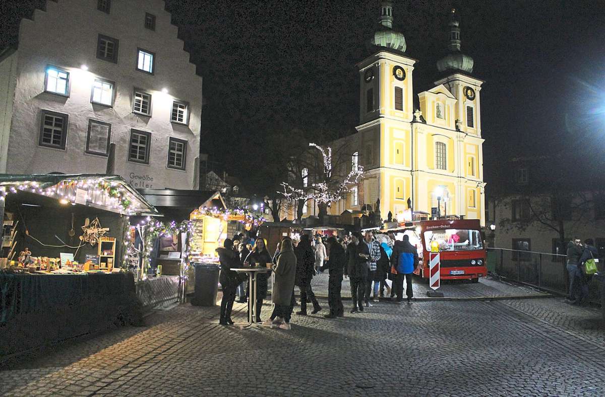 Abendliche Adventsstimmung vor der Stadtkirche. Der Adventsmarkt am Wochenende zieht viele Besucher an.