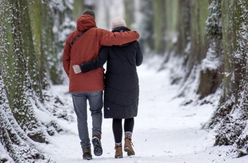 Viele Paare machen einen gemeinsamen Spaziergang am Valentinstag. Foto: Frank Hormann/dpa