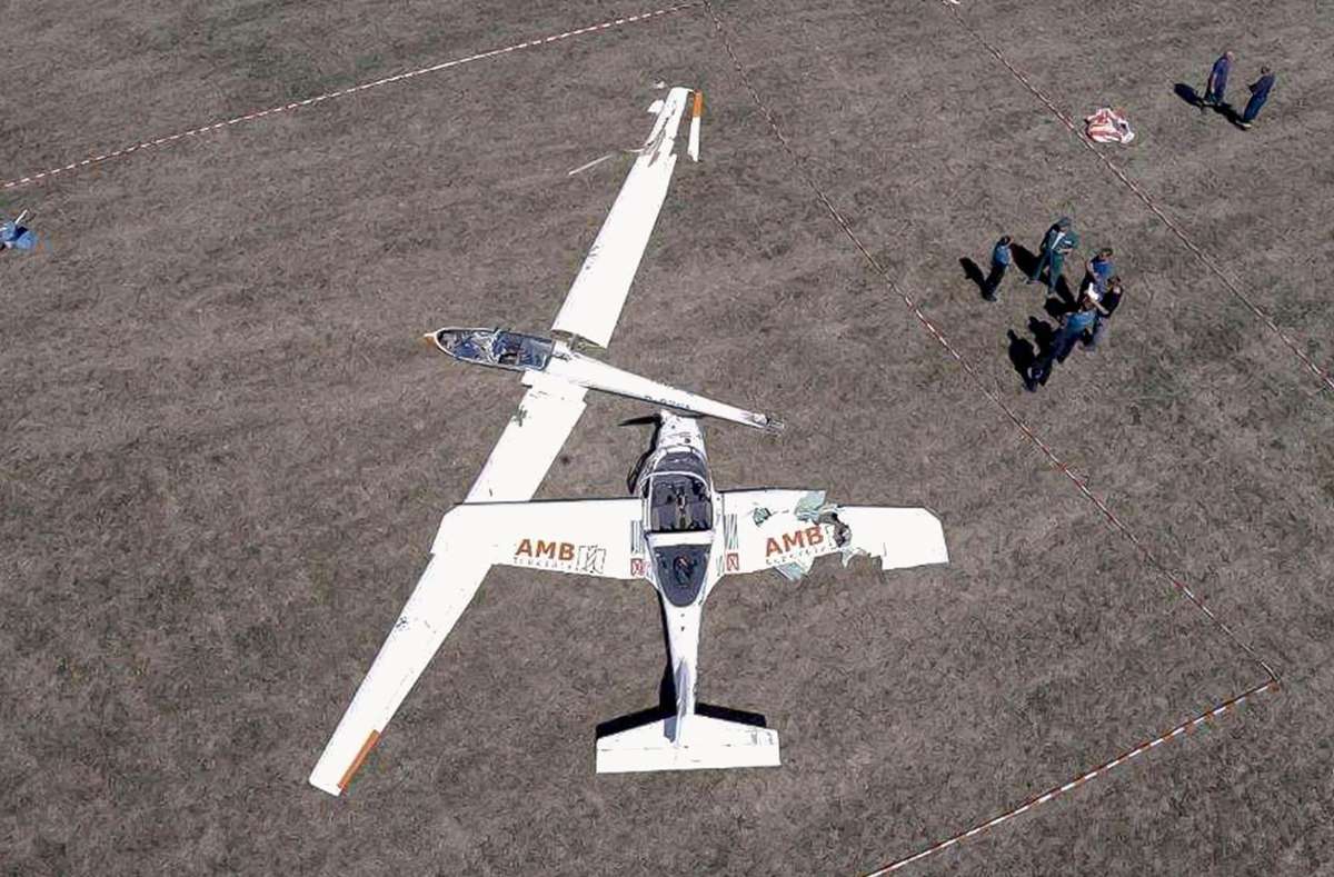 Die BFU hat anhand der Ermittlungen nachgestellt, wie die beiden Flugzeuge in der Luft kollidierten. Dabei starben zwei Menschen. Foto: BFU