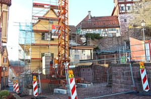 Vor wenigen Tagen wurde mit dem Ausbau und der Sanierung des mehrstöckigen Gebäudes K 13 in der Altensteiger Kirchstraße begonnen. Foto: Köncke