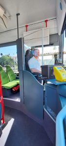 Ausgerüstet mit Trennschutzvorrichtung ist der  Fahrkartenverkauf im Bus wieder möglich. Foto: VSB Foto: Schwarzwälder Bote
