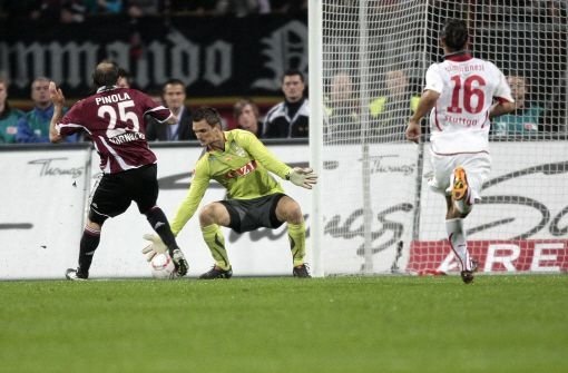 VfB-Torhüter ist beim 2:1 von Nürnbergs Javier Pinola machtlos Foto: Baumann