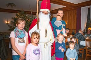 Die Kinder und Erwachsenen erfreuen den Nikolaus mit vielen Liedern und Vorträgen. Foto: Verein Foto: Schwarzwälder Bote